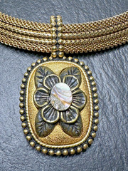 VINTAGE GOLD TONE FLEXIBLE COLLAR NECKLACE WITH MOP FLOWER PENDANT M531