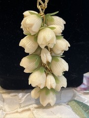 Vtg Hong Kong Gold Tone Off-White Plastic Flowers And Green Leaves Parure
