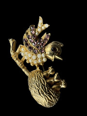 Vintage Bird Nest Brooch Rhinestone Pearl Chick Figural Gold Tone Birds Pin