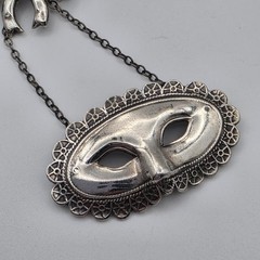 Vintage 925 Sterling Silver Venetian Masquerade Mask & Bow Dangle Brooch Pin