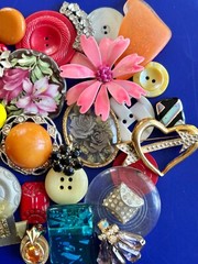 30PC VTG FLOWER PIN craft LOT,Mixed Media FLORAL ART,repurpose,HOLIDAY CRAFTS