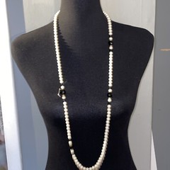 NWT faux pearl black glass bead necklace vintage Long 1 Piece Gold Tone Beads
