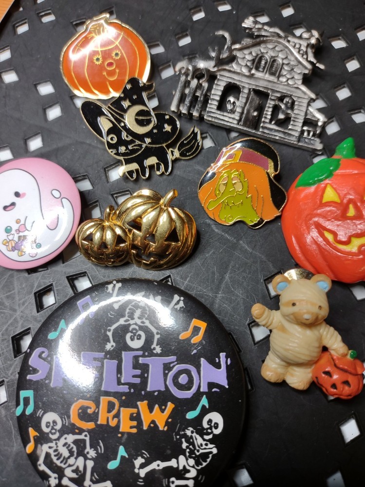 Lot Of 9 Halloween Themed Pins Brooches And Pin Back Buttons DMH10