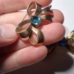 Lot Of Vintage 1940s Coro Pegasus Gold Tone Blue Rhinestone Bow Lapel Pin Brooch