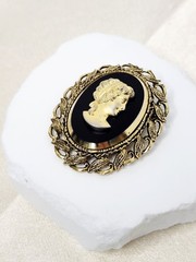 Vintage Victorian Gold Tone Black Glass Cameo Brooch
