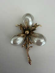Vintage Ravana Floral Brooch Pin w/ 3 Lg Baroque Faux Pearls, Gold Tone, 3.25″
