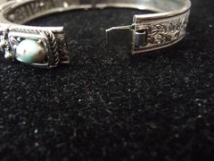 VTG SHP SILVER TONE HINGED TEXTURED ETCH W FAUX TURQUOISE STONES BRACELET #11/14