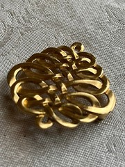 Vintage Signed MMA Metropolitan Museum Of Art Celtic Knot Gold Tone Brooch Pin