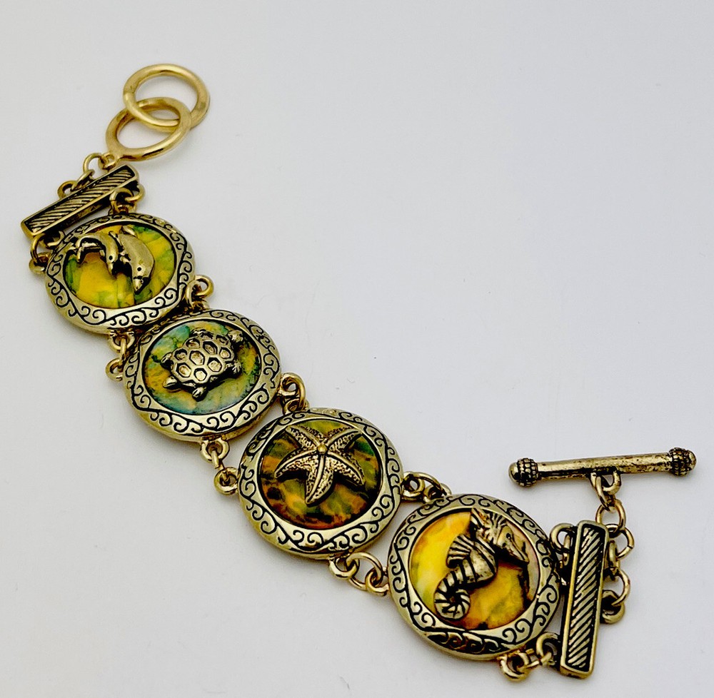 Vintage 1990s Gold Tone Lucite Sea Life Toggle Bracelet 7”