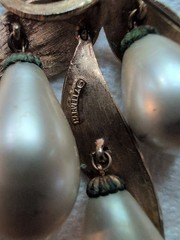 VTG. MARVELLA DANGLE FAUX PEARL ELEGANT STATEMENT BROOCH-PIN LIGHT GOLD TONE