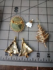 VINTAGE 5 PINS CHRISTMAS TREES