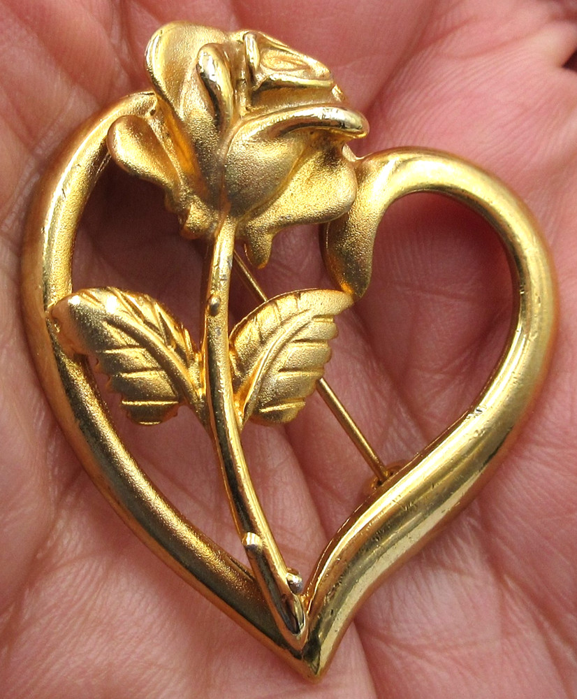 VTG SIGNED RDC 1.75″ mtl Brooch Pin open work HEART BRUSHED gold tone ROSE leaf