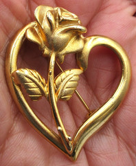 VTG SIGNED RDC 1.75″ mtl Brooch Pin open work HEART BRUSHED gold tone ROSE leaf
