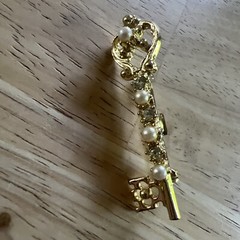 Beautiful Brooch Pin Gold Tone Faux Pearls Clear Rhinestones Key Shape 1 3/4″
