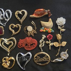 22 VINTAGE BROOCH COSTUME JEWELRY LOT HEARTS MOTHERS DAY FLOWER AVON JJ GERRYS
