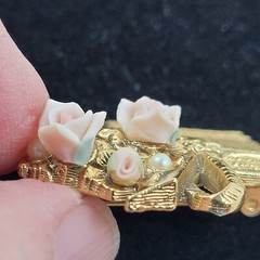 Golden Picnic Basket Pin w Pink Porcelain Roses & Faux Pearls VTG 1990’s 1.25″