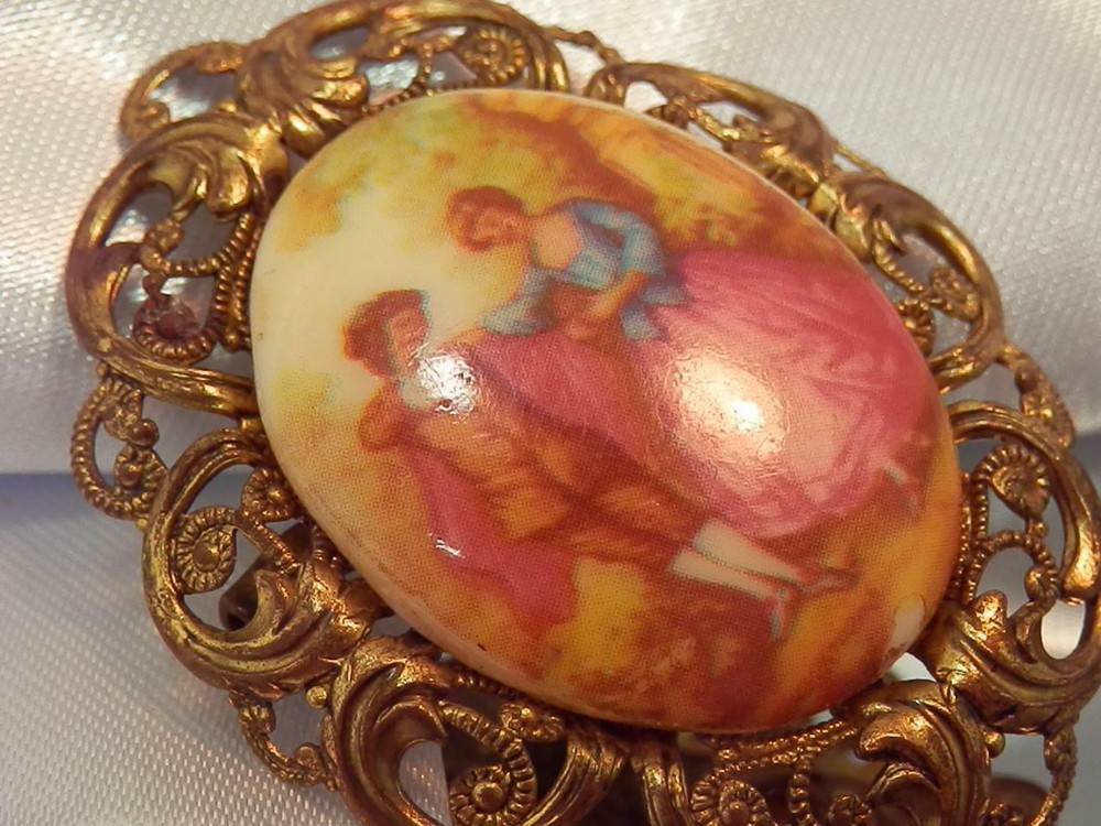 Vintage 70’s Lovers Cameo Pretty Ornate Brass Classic Oval Setting Brooch 595ag0