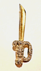 Vintage Rhinestone Sword Brooch Pin Gold Tone Scimitar Saber 3 1/8″ Jewelry
