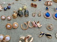 LOT OF 100+ VINTAGE GOLD TONE EARRING PAIRS FOR PIERCED EARS N189