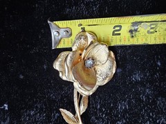 FRANCOIS Signed 4.25″ Brooch Gold Tone Rhinestone Long-Stem Flower Layered Vtg