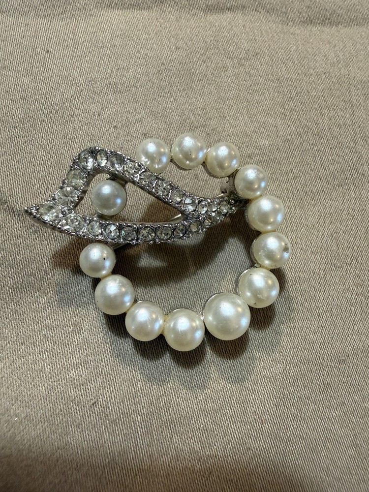 Vintage Marvella Silvertone Faux Pearl And Rhinestone Brooch – Marked