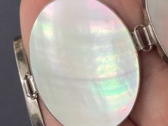 Vintage Carved Oval Link Carved Mother Of Pearl 7-7.5″ Bracelet Toggle