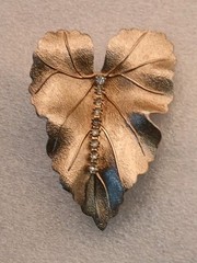 Vintage Judy Lee Brooch Pin Brushed Gold Tone Textured Leaf With Rhinestones