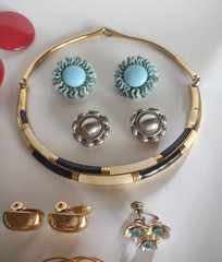26 Pcs Costume Jewelry Lot Many Signed *Monet *Celebrity *Florenza *Eisenberg ++