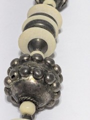 Vintage Silver Tone Metal & Off White Acrylic Chunky Bead Necklace 21″. Hammered
