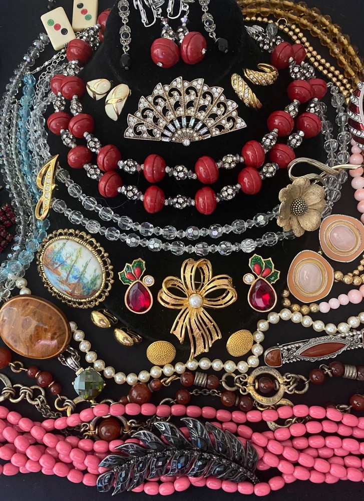 LARGE LOT ESTATE VINTAGE & NOW JEWELRY ALL WEARABLE MANY SIGNED OVER 40 PCS