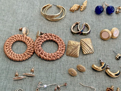 LOT OF 100+ VINTAGE GOLD TONE EARRING PAIRS FOR PIERCED EARS N189