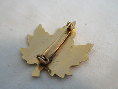 Vintage Unsigned 1 1/2″ Gold Tone Maple LEAF Pin Brooch-Secure Clasp-EUC