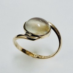 Vintage European 9K Gold Oval Cboachon Moonstone Cat’s Eye Woman’s Ring Size 7.5