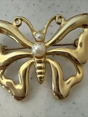 Vtg SIGNED AAI Gold Tone Faux Pearl Butterfly & Flower Brooch Pin 2 Set