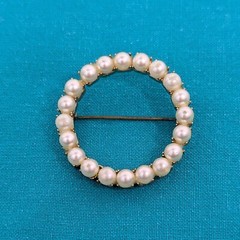 Vintage 36mm imitation pearl circle brooch