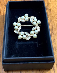 Vintage Wreath Gold Tone Faux Pearl & Rhinestone Brooch Pin 1.25 in.