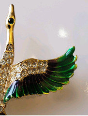 Vtg Giovanni Signed Stork Bird in Flight Gold Plated Enamel Clear Crystal Brooch