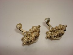 VINTAGE 1970-80’S ERA BLACK ENAMEL & FAUX PEARL BROOCH & EARRINGS SET!