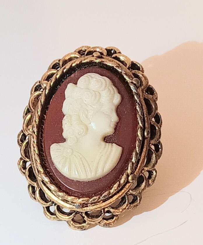 Vintage Cameo Scarf Clip – No Brand Mark VGC