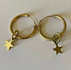 Earrings Vintage Gold Tone Wire Hoops with star charms 5/8″