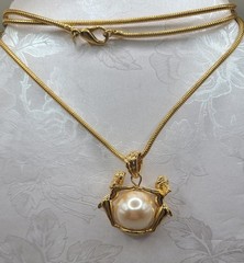 Vtg 1980s Goldtone 30″ Necklace 2 Angel Cherubs Faux Pearl Pendant