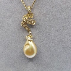 CAROL LEE SIGNED VINTAGE GOLDEN FAUX PEARL GOLDTONE CHAIN NECKLACE 15″