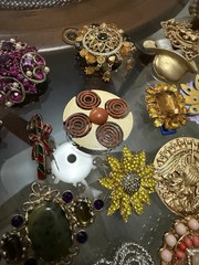 Vintage Jewelry Lot Estate Brooches/Pins 68 Pcs – Beautiful. Floral, Holiday Etc