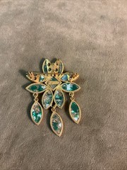 Vintage 1970s celebrity NY. Green and white marble matrix Gold Tone floral pin