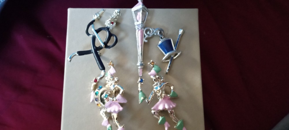 WHIMSICAL FIGURAL Retro Pins ENTERTAINER , LAMP baton Gal VINTAGE JEWELRY