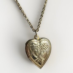 Vintage Flower Double Heart Photo Locket Pendant Necklace 18” Goldtone Chain
