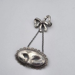 Vintage 925 Sterling Silver Venetian Masquerade Mask & Bow Dangle Brooch Pin