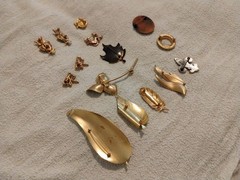 Lot of 15 Vintage Beauty/Fashion Mostly Goldtone Brooches 1960s – 1980s READ