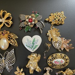 Avon 16 PC LOT Brooch Pin Lot All Signed Turtle Bee Poodle Leaf Butterfly Vtg