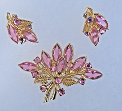 Lovely Vintage Open back Pink Crystal Glass Flower Pin Brooch & Earrings Set